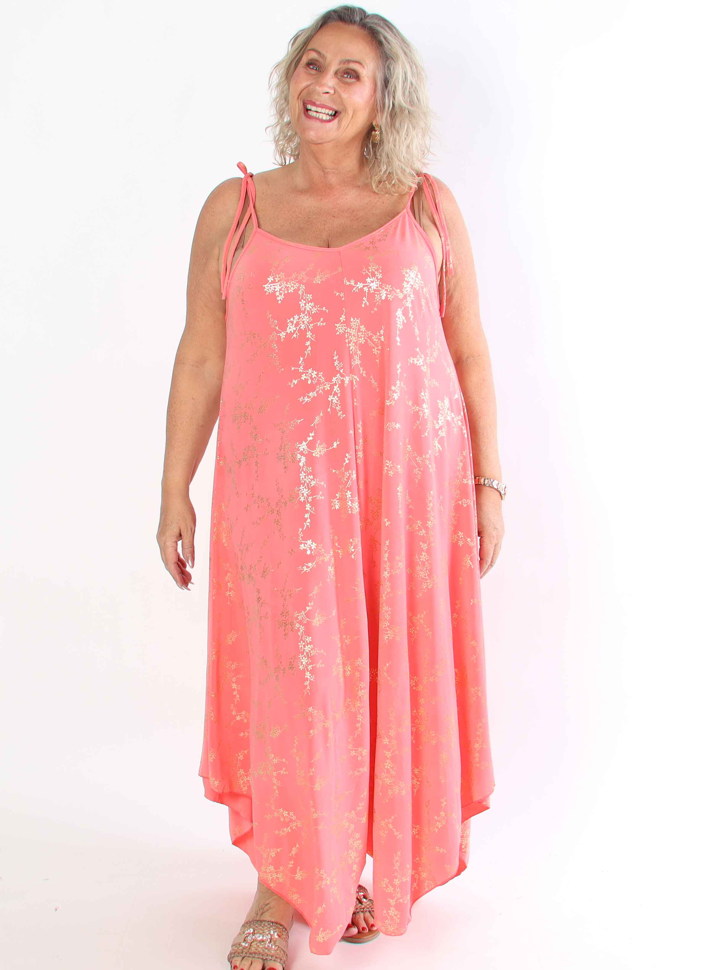 Maisie Gold - Plus size axelremsklänning i elastiskt tyg med guld mönster